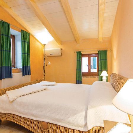 Rustic Holiday Home In Vrsar With Garden Esterno foto