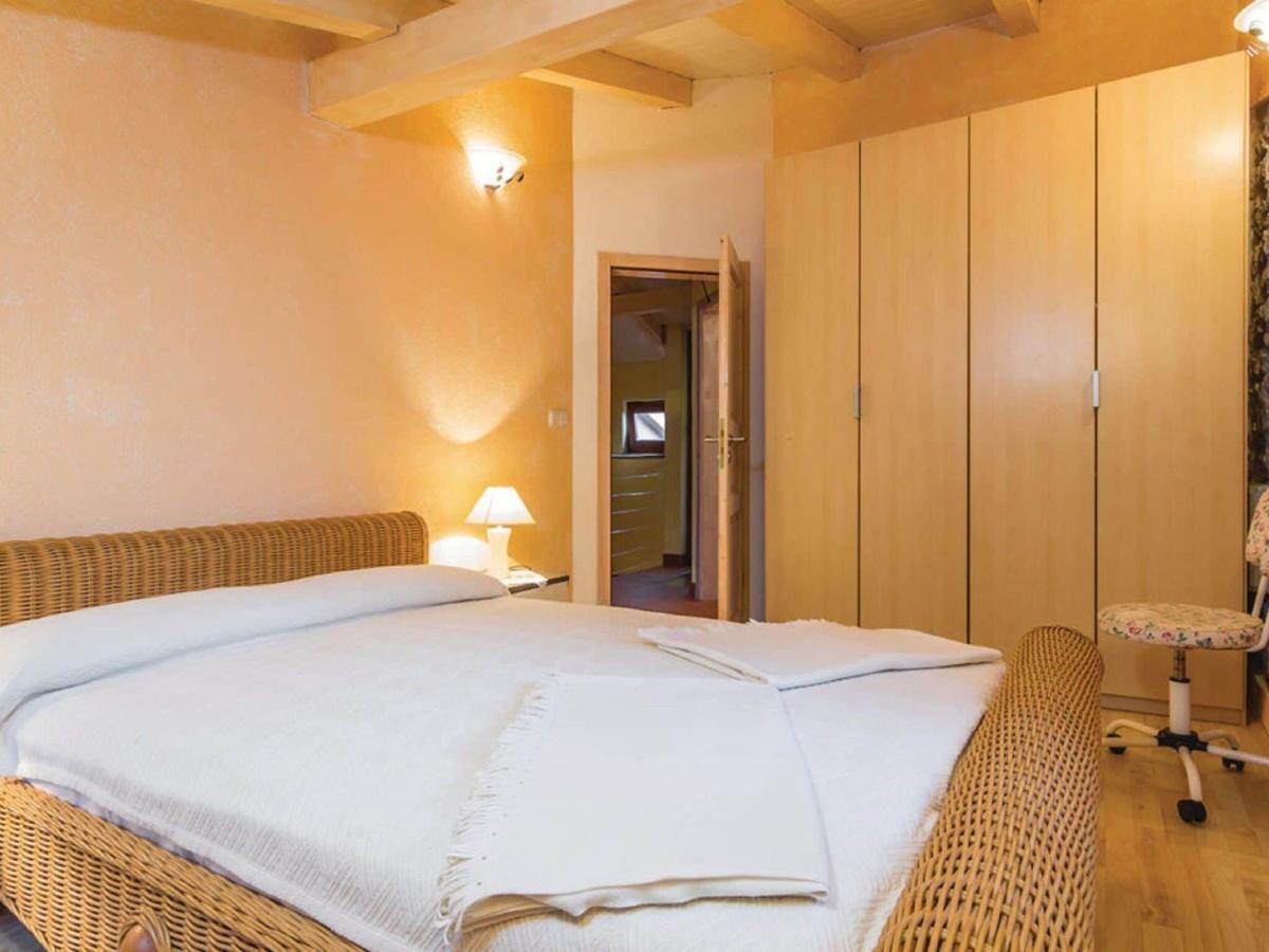 Rustic Holiday Home In Vrsar With Garden Esterno foto