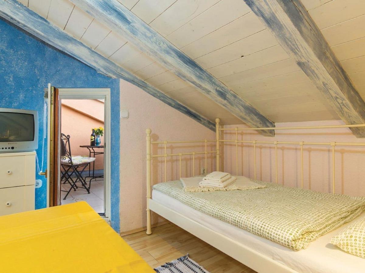 Rustic Holiday Home In Vrsar With Garden Esterno foto